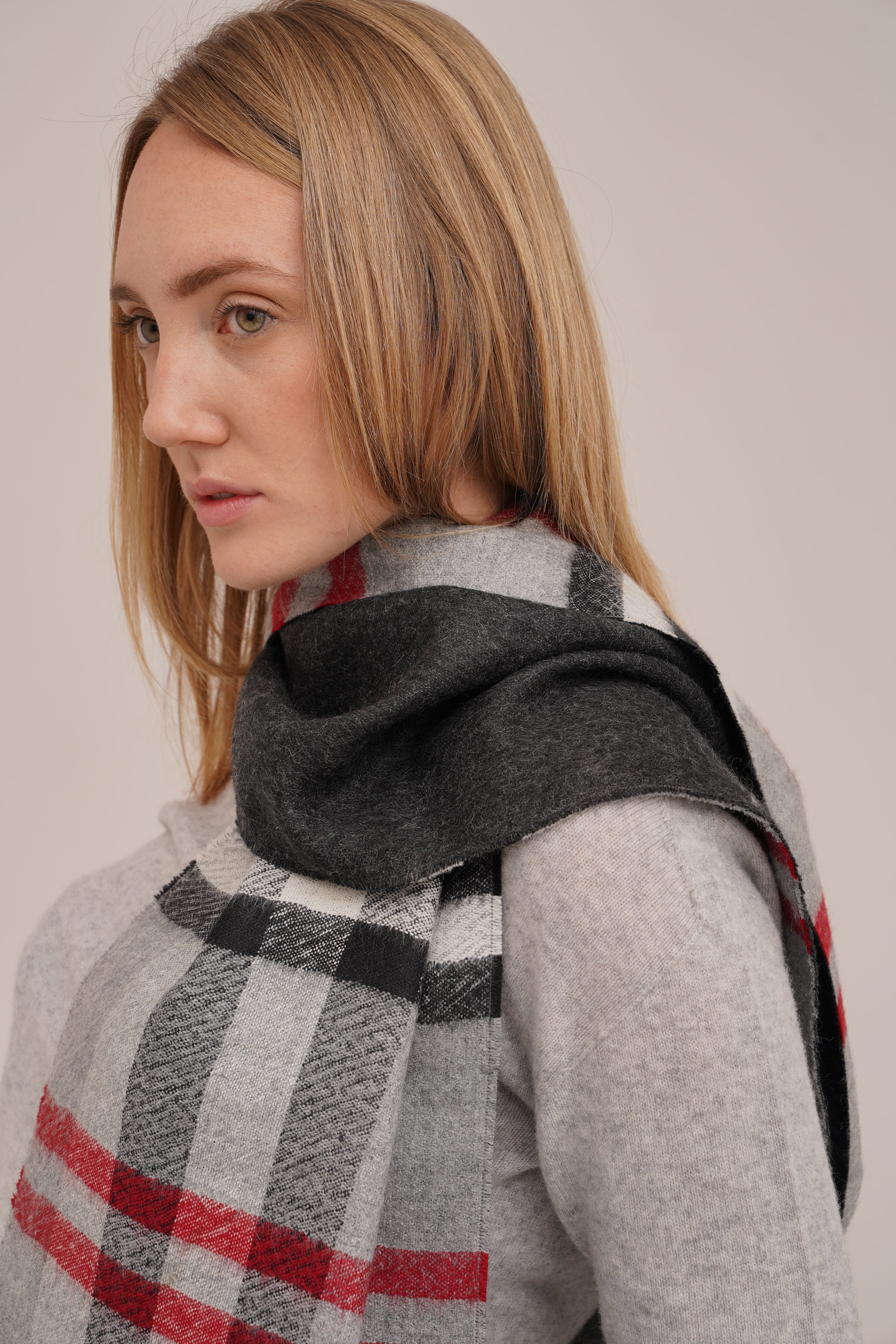 Double Facet Gray Scarf